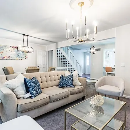 5Br W Community Pool Close To North Hills!